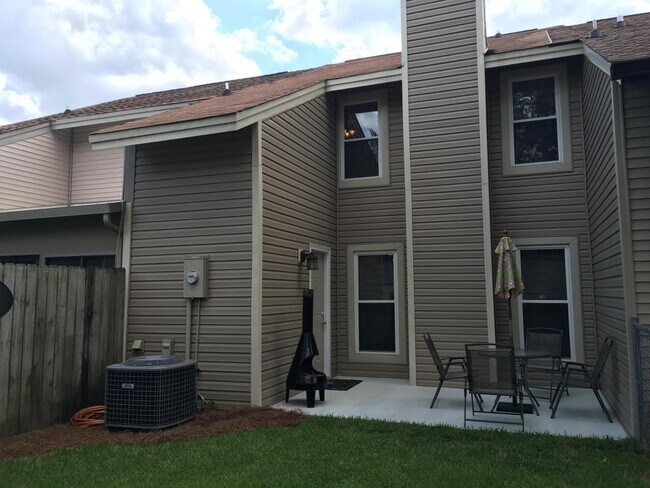 Building Photo - Fresh Paint and Flooring 3Br Townhome on S...