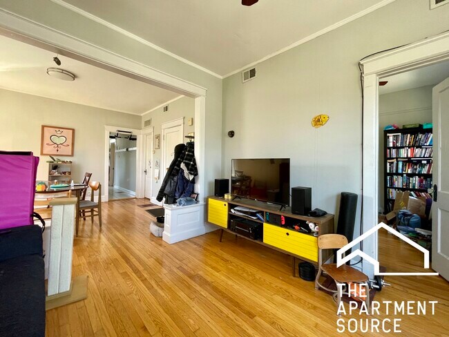 Building Photo - 3113 W Wilson Ave
