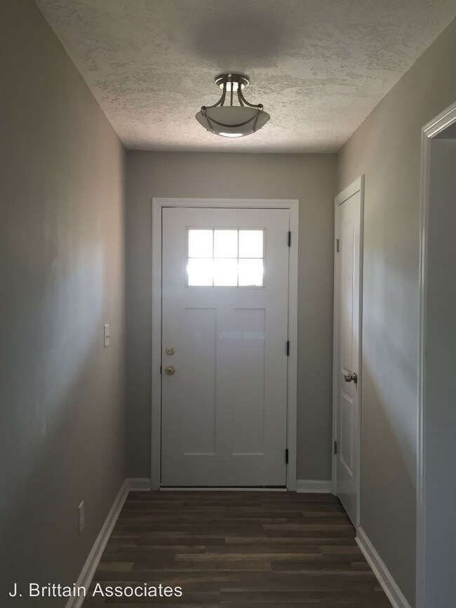 Building Photo - 839 Forest Hills Dr