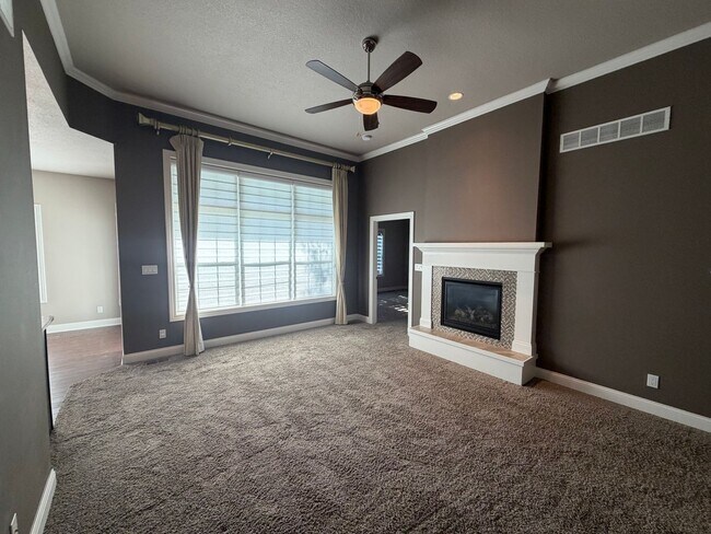 Foto del edificio - Beautiful Single Family Home - Attached 3 Car Garage with Fenced-In Backyard