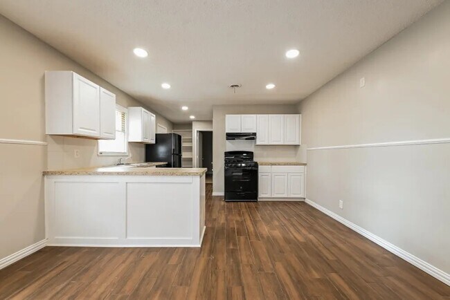 Building Photo - 1222 McDonald Dr