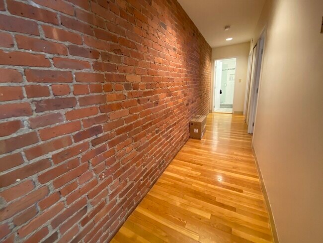 Building Photo - 79 Gainsborough St