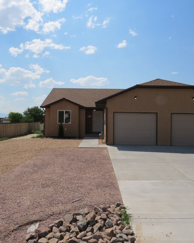 983 S Palomar Dr Unit 985, Pueblo West, CO 81007 Room for Rent in