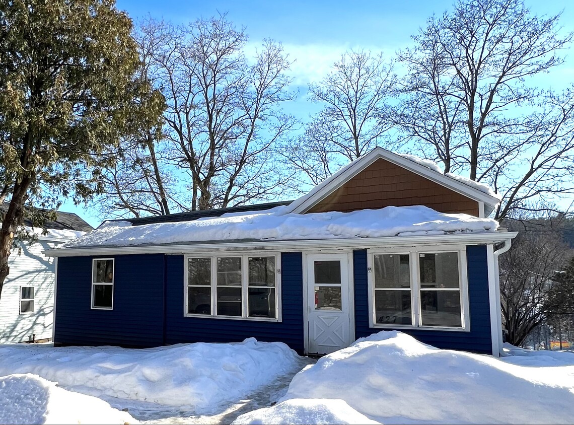Street View - 427 E Oak St