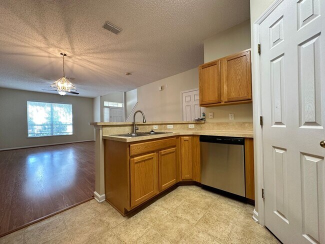 Building Photo - Three Bedroom, Two Car Garage Townhouse In...