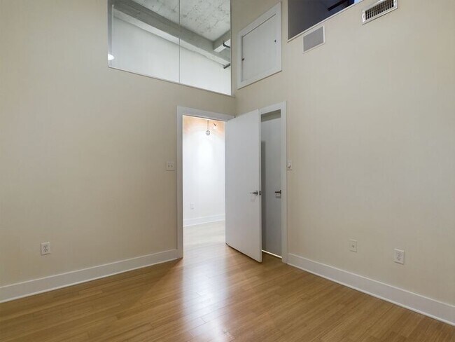 Building Photo - 815 Perry St