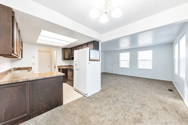 Foto del edificio - 2 Story Pet Friendly Duplex - 3 Bed - 2.5 Bath - Available on June 3rd!