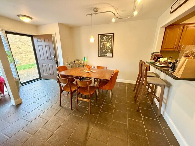 Foto del edificio - Walkable Green Hills Condo- 2 Bed 1.5 Bath $1900/mo