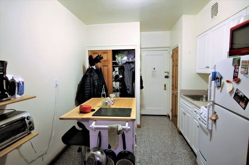 Building Photo - 250 W 75th St