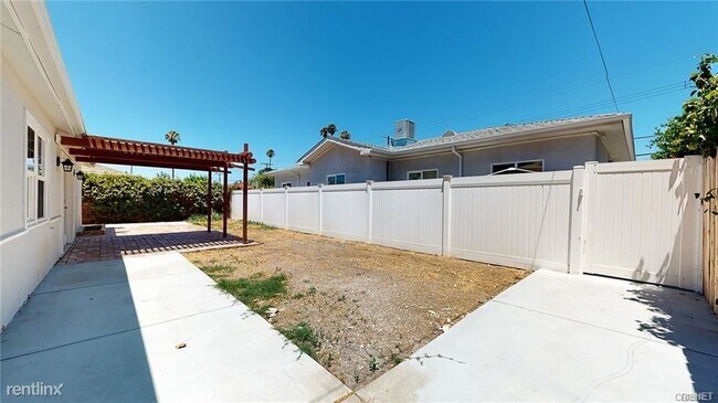 Foto del edificio - 4 br, 2 bath House - 7820 Lindley Ave