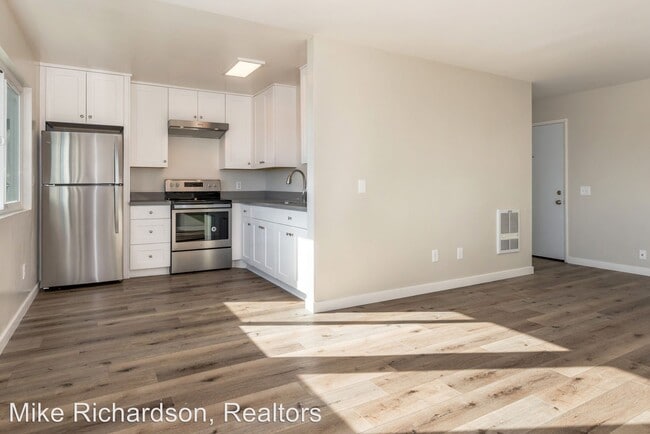 Building Photo - 2007 Red Rose Way