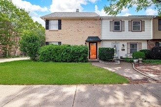 Building Photo - 601 St Charles Dr