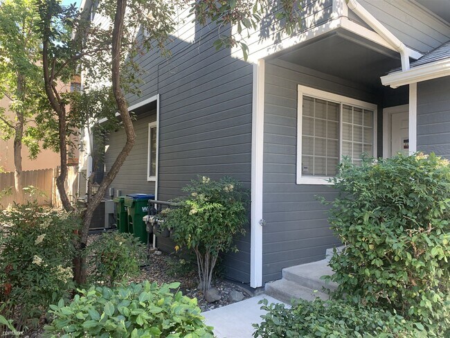 Building Photo - 2 br, 2.5 bath Townhome - 2650 Plumas Stre...