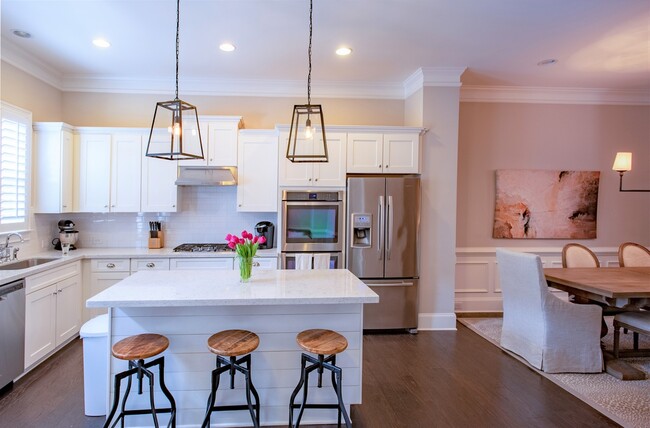 Island Kitchen w/ Breakfast Nook - 3611 Brookleigh Ln NE