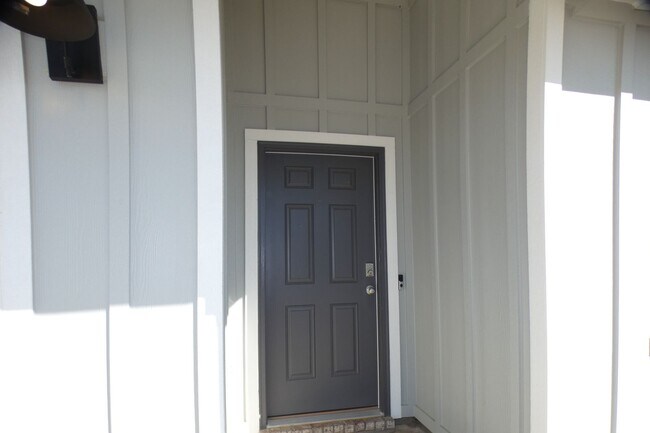 Foto del edificio - 4-Bedroom Home - Community Pool