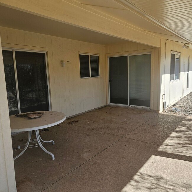 Foto del edificio - Spacious Home Near Shopping Center