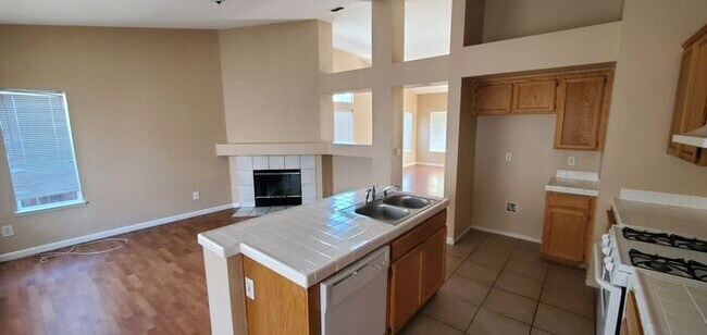 Building Photo - Stockton Attractive 4 Bedroom 2 bath Singl...