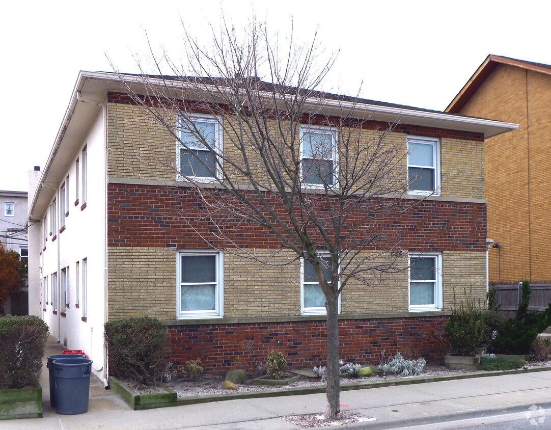 Building Photo - 824 E Broadway