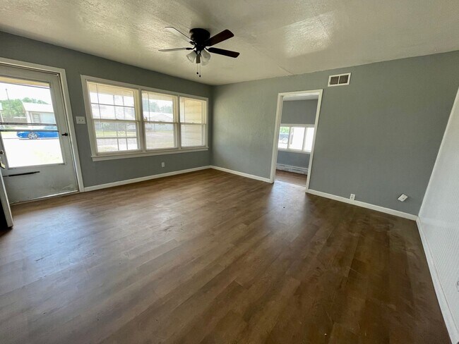Foto del edificio - 4 bed 2 bath now available