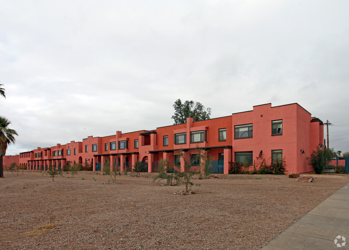 Building Photo - Casitas on East Broadway