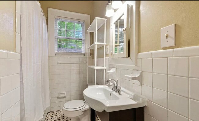 Bathroom - 466 Burlington Rd NE