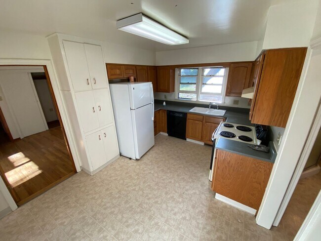 Foto del edificio - Crestview Three Bedroom House with Garage