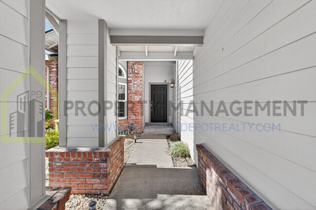 Foto del edificio - Spacious 3-Bedroom, 3-Bath Home Available