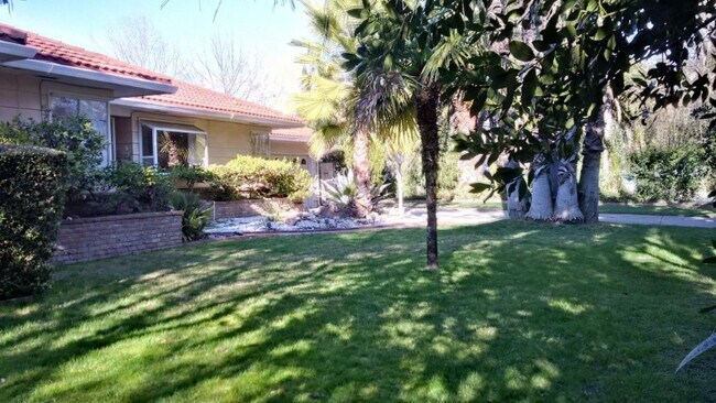 Building Photo - 717 Santa Rita Way