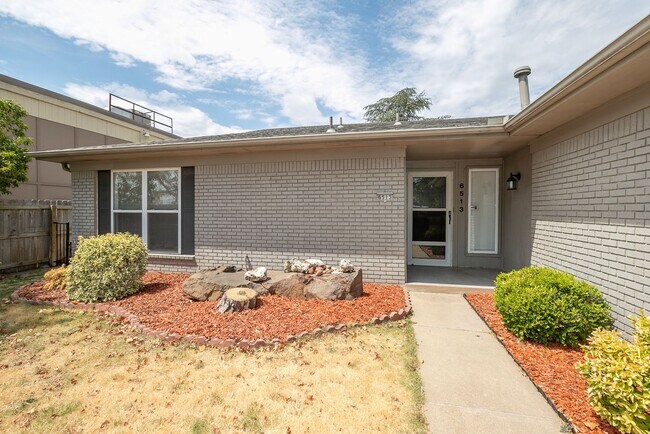 Foto del edificio - 3 Bed | 2 Bath Duplex in Central Tulsa!