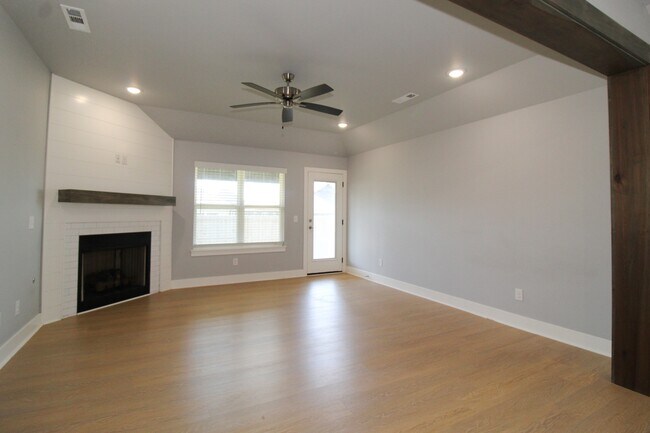 Foto del edificio - 427 Wagon Wheel Ave