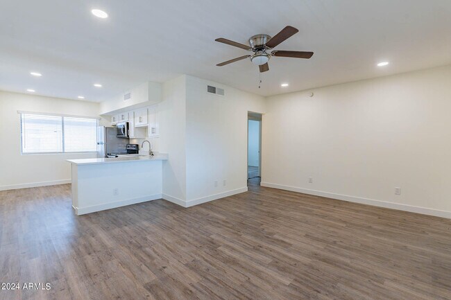 Building Photo - 749 E Montebello Ave
