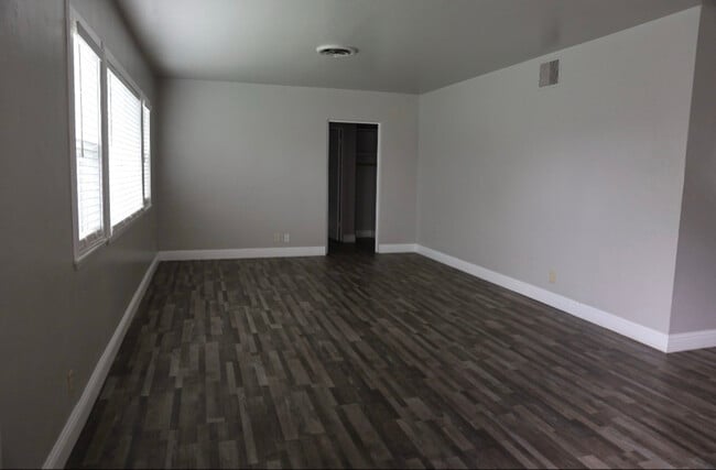 Building Photo - 1424 Sycamore Dr