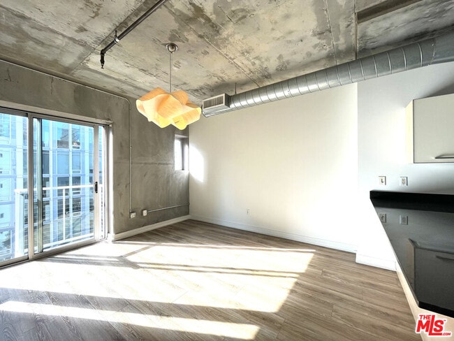 Foto del edificio - 645 W 9th St