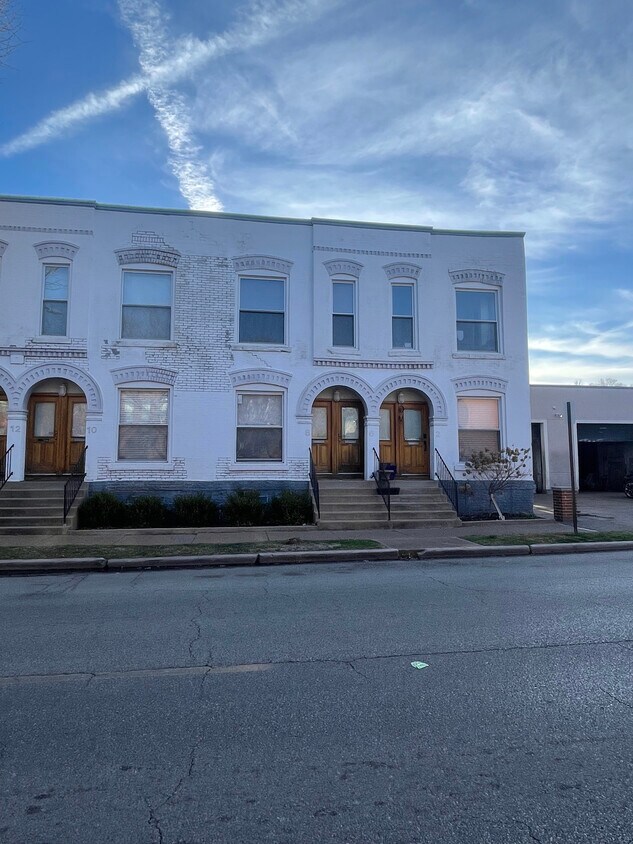 Primary Photo - 8 N Boyle Ave