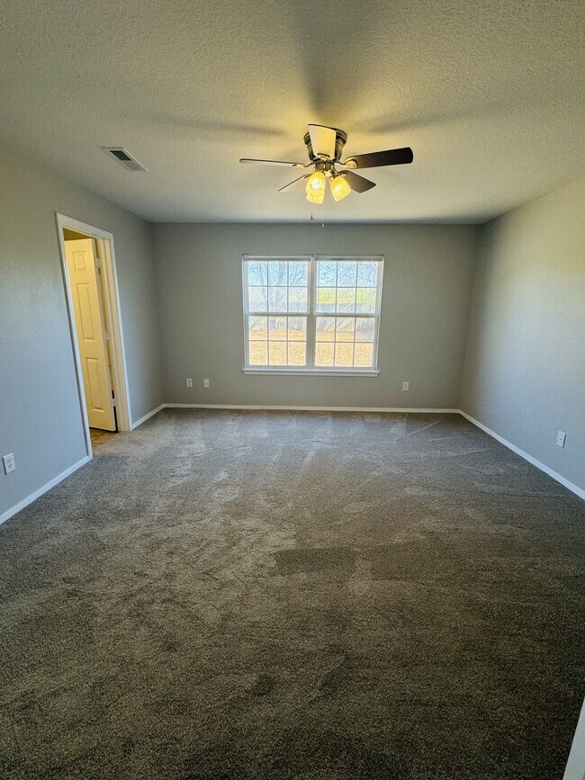 Foto del edificio - 324 Grant Springs Dr