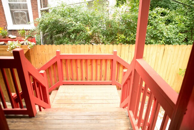 Unit Entry - 5031 Cedar Ave