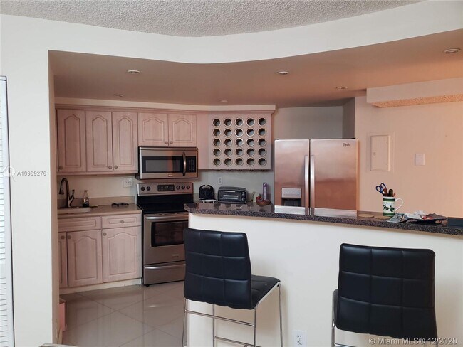 Building Photo - 600 Parkview Dr