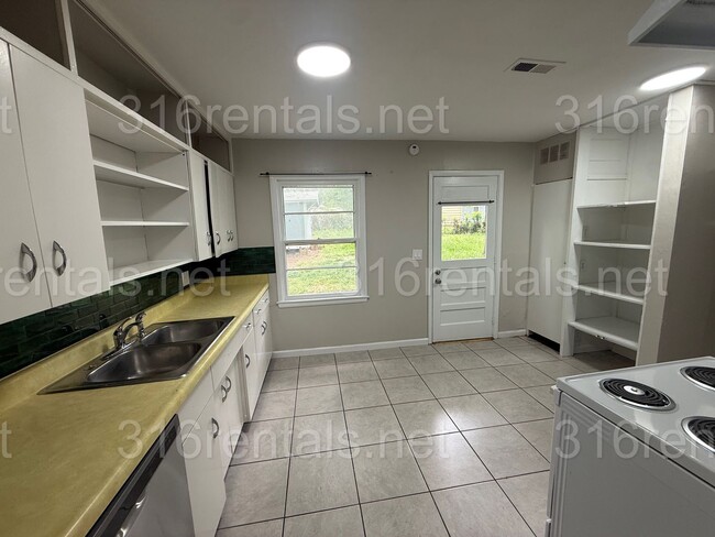 Foto del edificio - $1200 - 4 bedroom / 2 bathroom - Single Family Home