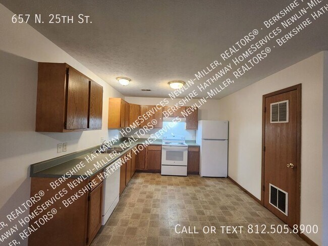 Building Photo - 1 Bedroom Upper Apartment