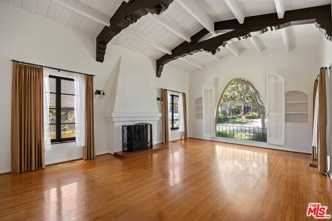Building Photo - 10762 Wellworth Ave