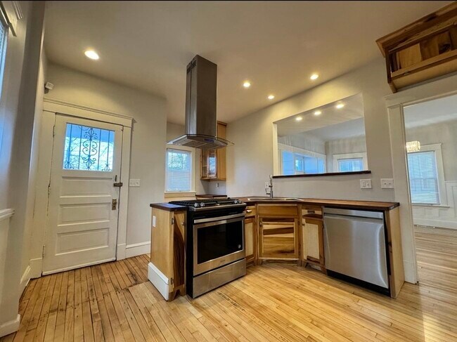 Foto del edificio - 1481 E 106th St