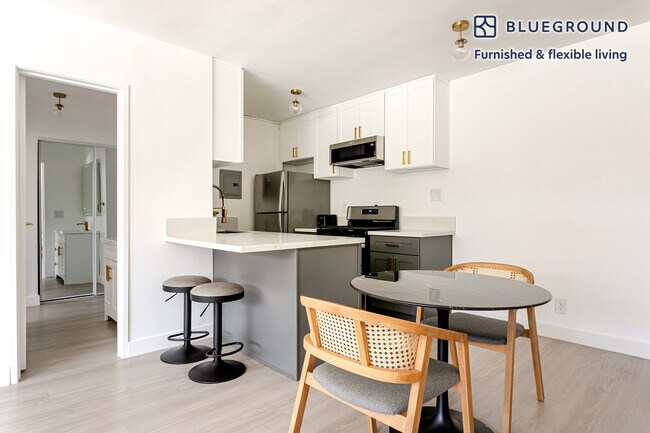 Foto del edificio - 4444 Hazeltine Ave