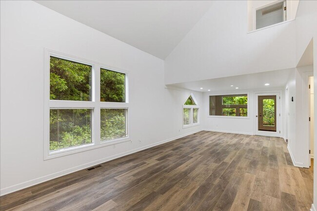 Foto del edificio - Newly Renovated + Sunny & Bright, 2 Bedroom + Loft, 2 Bath Duplex