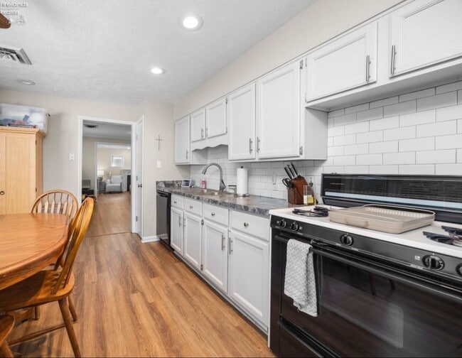 Building Photo - 154 Oakwood Dr