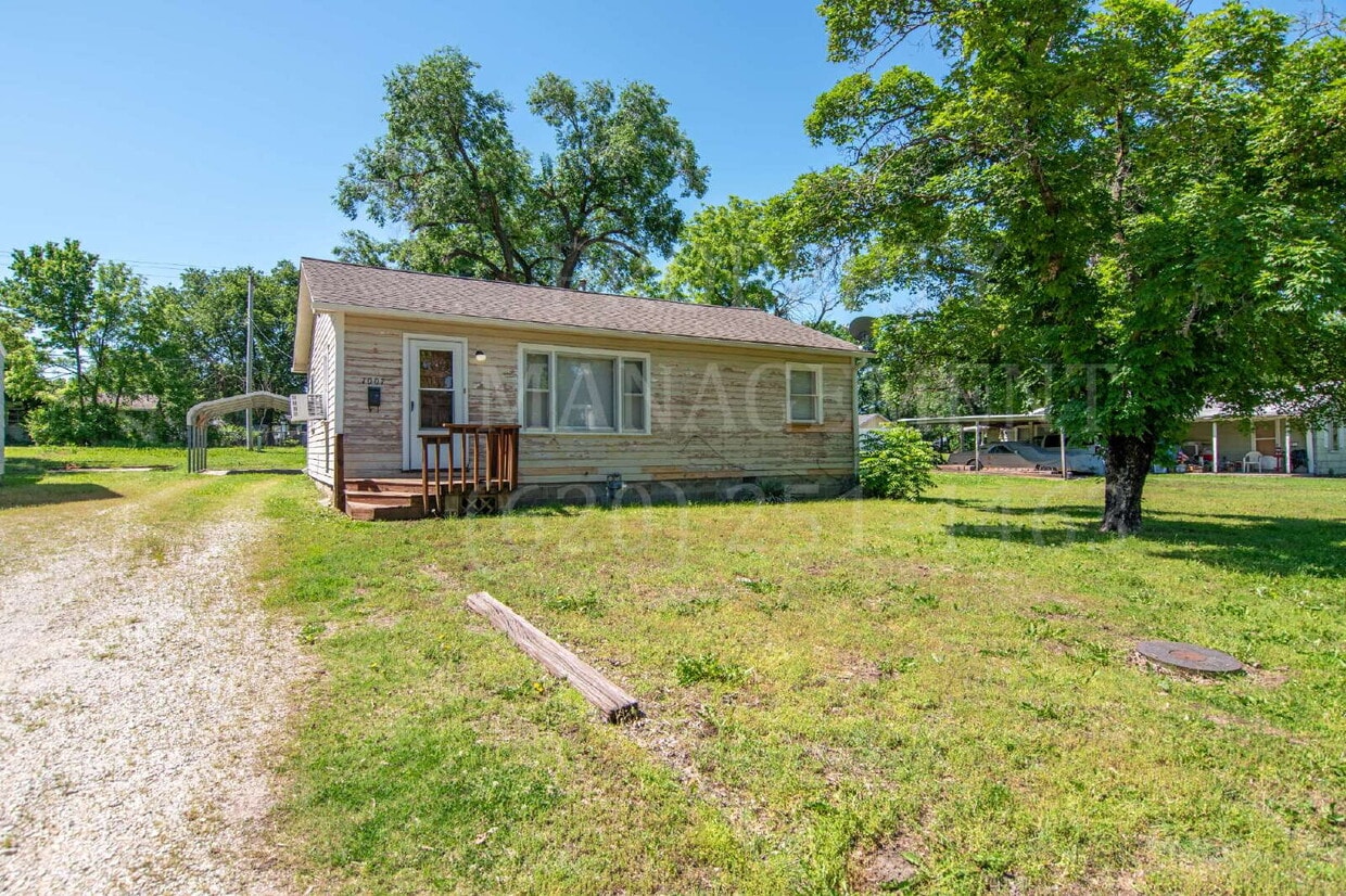 Primary Photo - Cozy Living 2-Bedroom Home