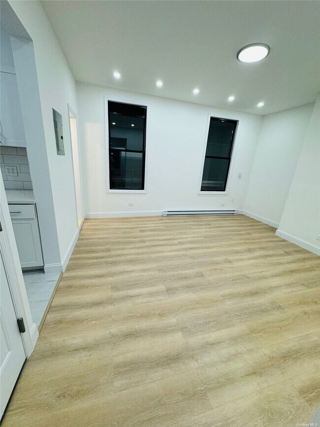 Foto del edificio - 2064 Bathgate Ave
