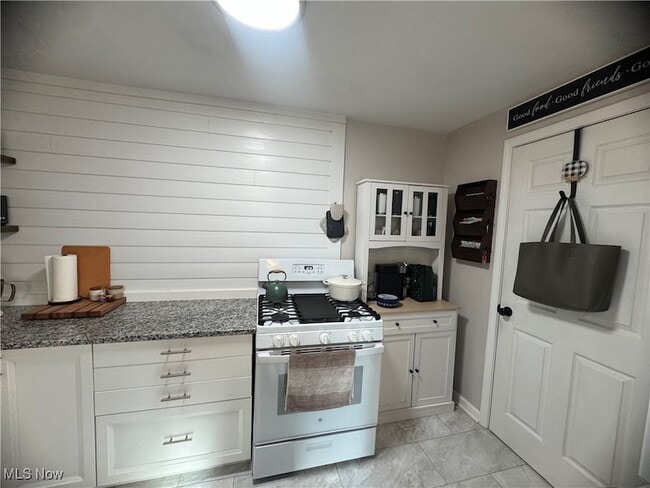 Building Photo - 1445 W 52nd St