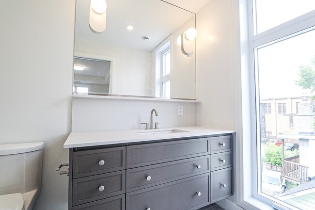 Building Photo - 174 Ethel St