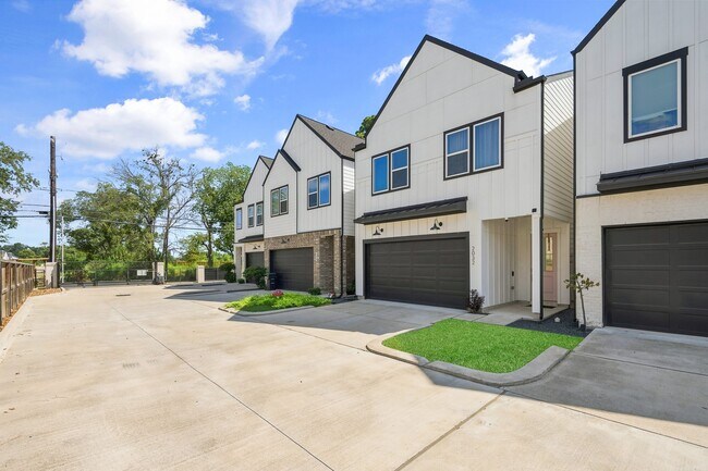 Foto del edificio - 2032 W Tidwell Rd
