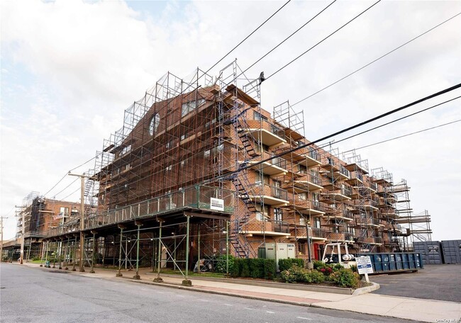 Building Photo - 750 W Broadway